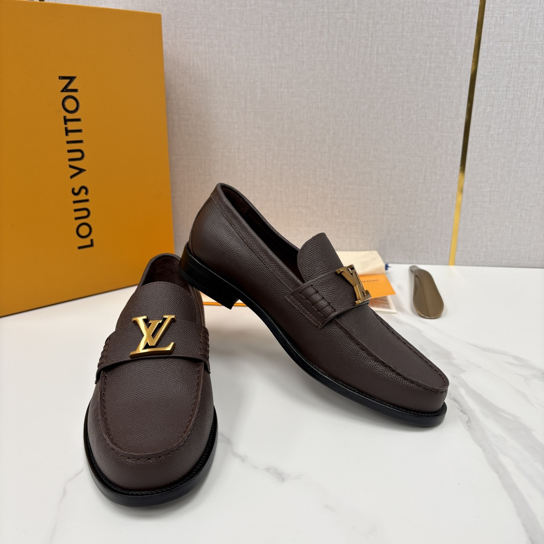 💋💍L家 新品乐福鞋上架  Major便鞋作为路易～的一大经典设计在此借助经典的帆布图纹全新亮相。采用进