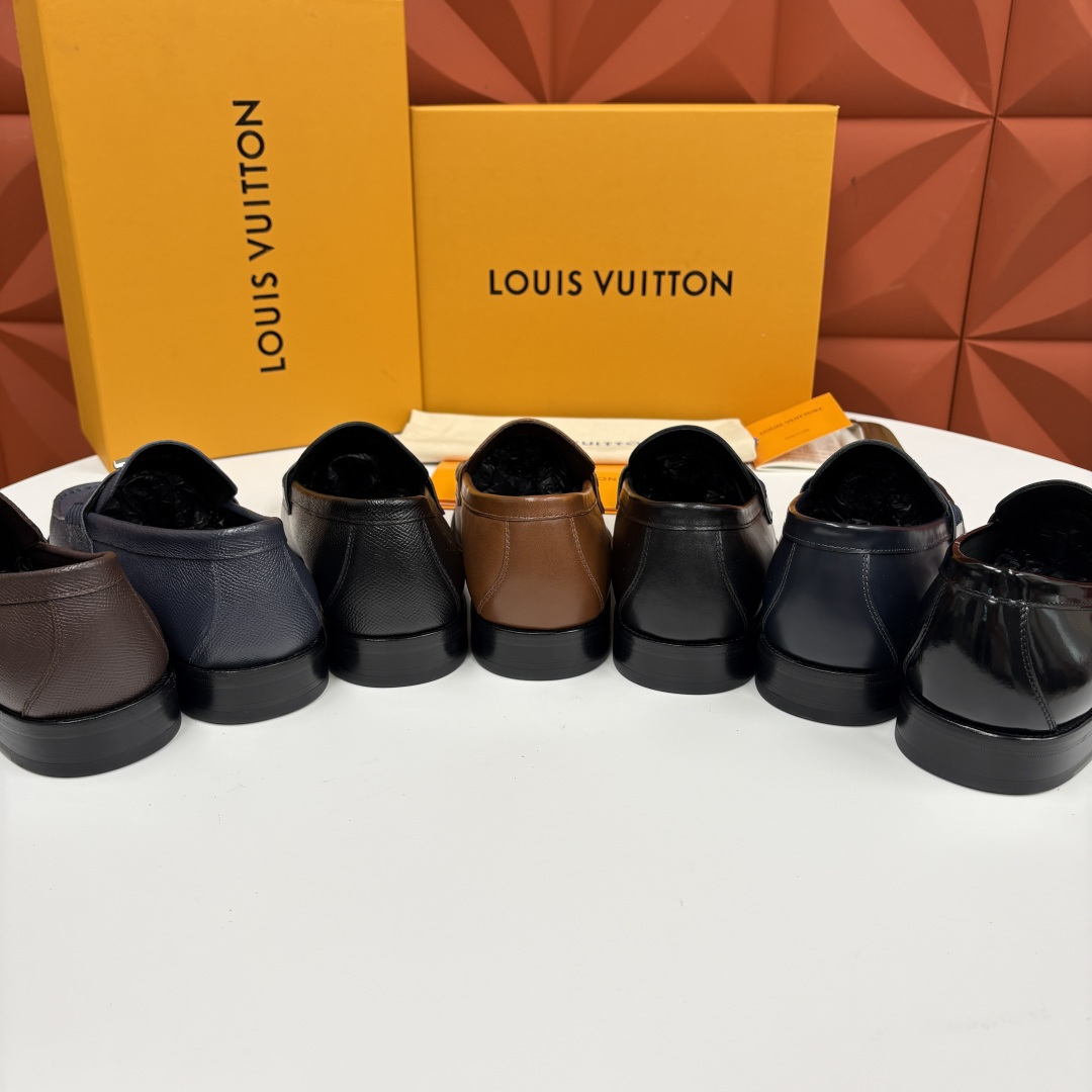 💋💍L家 新品乐福鞋上架  Major便鞋作为路易～的一大经典设计在此借助经典的帆布图纹全新亮相。采用进