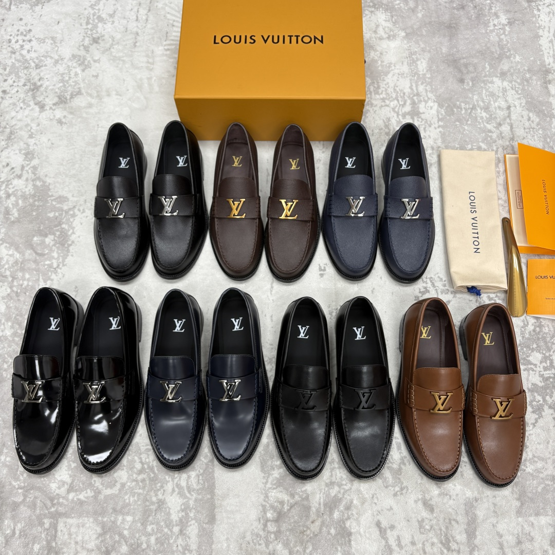 NO:834128,L's new loafers are on the shelves. Major loafers, as one of Louis' classic designs, are newly unveiled here with the help of classic canvas patterns. They are made of imported soft grained cowhide/open-edge beaded patent leather and calfskin to create a water-dyed cowhide lining. The trim and metal buckles with L~V initials complete the overall shape, and the leather material is spliced with genuine leather outsole rubber, which is both comfortable and wear-resistant. It can be worn with one foot. Car shoe structure. Classic style matching style that you will never tire of  Standard leather shoe sizes 39-44 (38.45.46 customized) batch, louis vuitton, louis vuitton, loafers, cowhide, Leather soles19860909L家 新品乐福鞋上架 Major便鞋作为路易～的一大经典设计在此借助经典的帆布图纹全新亮相.采用进口柔软粒面牛皮/开边珠漆面亮皮和 小牛皮打造内里水染牛皮里 饰边和 L～V 首字母金属饰扣令整体造型更为完善,而皮革材质与真皮大底橡胶拼接而成兼顾了舒适和耐磨,一脚蹬穿着 车鞋构造 经典款搭配造型百看不厌 标准皮鞋码数39-44（38.45.46定做）批,,louis vuitton,louis vuitton,loafers,cowhide,Leather soles,Men's shoes
