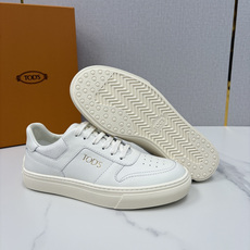 💋💍新款出货!TOD* 男士低帮运动鞋 全皮 logo压纹厚底休闲鞋。 以小牛皮冲孔鞋头,采用专属品牌 💋💍新款出货!TOD* 男士低帮运动鞋 全皮 logo压纹厚底休闲鞋。 以小牛皮冲孔鞋头,采用专属品牌