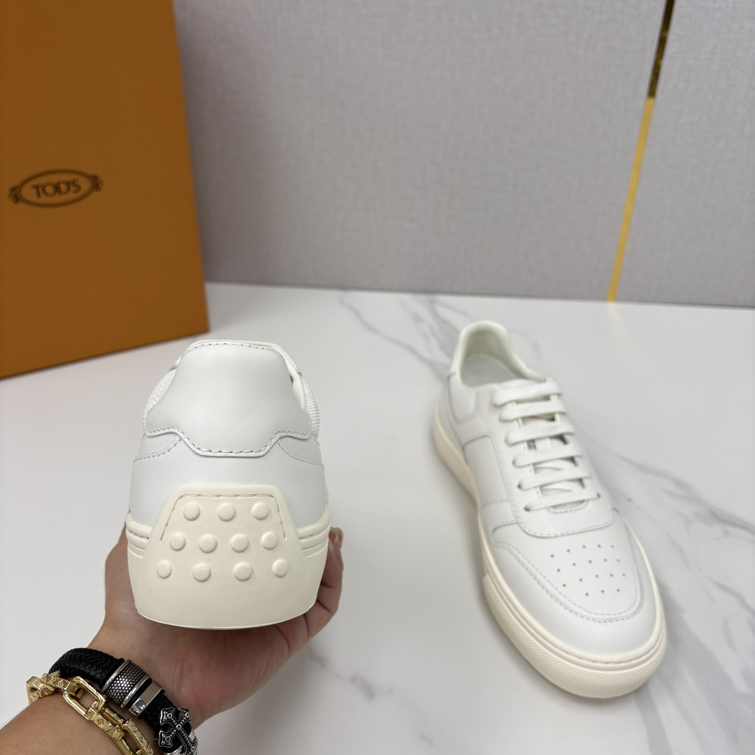 💋💍新款出货!TOD* 男士低帮运动鞋 全皮 logo压纹厚底休闲鞋。 以小牛皮冲孔鞋头,采用专属品牌 💋💍新款出货!TOD* 男士低帮运动鞋 全皮 logo压纹厚底休闲鞋。 以小牛皮冲孔鞋头,采用专属品牌