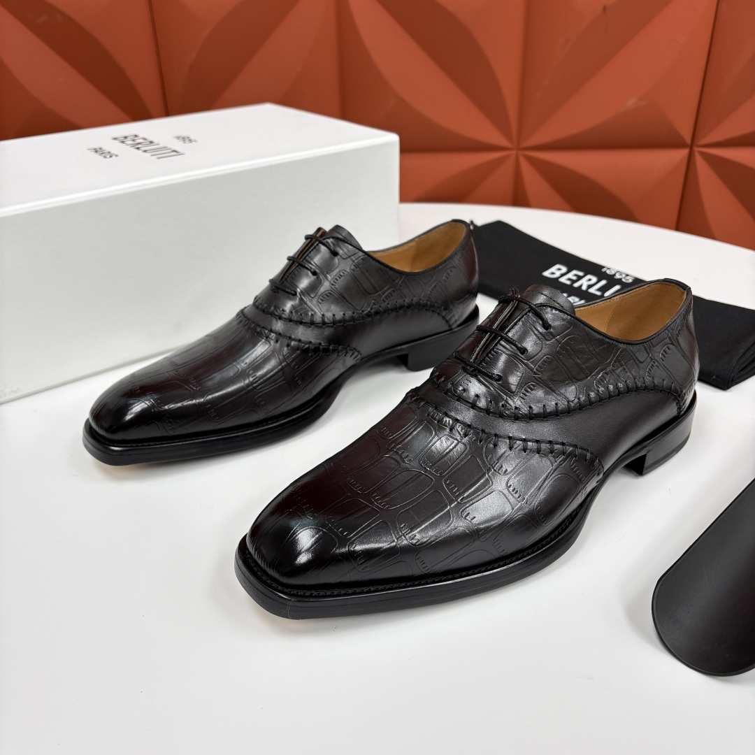 NO:854727,Berlut* new men's hand-rubbed formal leather shoes are now available  Crocodile pattern Oxford shoes are the ultimate fusion of business and style. They are made of high-quality imported calfskin/crocodile embossed cowhide. The shoe shape is a classic Oxford shoe, and the details show the exquisiteness of hand-stitching. The upper is made of spliced and carved Lamarck thread, and the effect is treated by hand-rubbing technology. The inner  Water-dyed calf leather is soft and comfortable. The Italian genuine leather outsole is added with a rubber backing for excellent anti-slip effect. The crocodile pattern texture runs through the shoe body, giving it a sense of wildness and luxury. The stitching details of the shoe body are exquisite, and the hand-stitched stitches not only reflect the craftsmanship, but also inject inspiration into the retro gentleman style.  Soul. And the design of the sole is even more hidden surprises. The black and purple gradient outsole is printed with the brand's exclusive artistic embossing. The metal ornaments at the toe are not only decorative, but also add wear resistance. The details show the brand's ultimate pursuit of quality. The lace design ensures the fit of the upper.  , and provides style extensibility for business and leisure looks. From suits and leather shoes for business meetings to yuppie wear for casual occasions, it can be the finishing touch of the look, giving the wearer a subtle style and taste. It is an indispensable luxury collection in a gentleman's shoe cabinet!  Standard leather shoe sizes 39~44# (customized at 37.38.45.46), business suit, cowhide, Leather soles19860909Berlut* 布鲁提 新款男士手工擦色正装皮鞋上新 鳄鱼纹牛津鞋的商务与格调的极致融合.甄选优质进口小牛皮/鳄鱼压纹牛皮制成.鞋型为经典牛津鞋,细节处尽显手工缝制的精致感.鞋面采用拼接雕花拉马克线做工,手工擦色工艺处理效果.内里水染小牛皮柔软舒适意大利真皮大底后跟加入橡胶底片防滑效果极好鳄鱼纹肌理贯穿鞋身,野性与奢华感拉满；鞋身缝线细节精致入微,手工缝制的针脚既是工艺的体现,又为复古绅士格调注入灵魂.而鞋底的设计更是暗藏惊喜,黑紫色渐变的大底印有品牌专属的艺术压纹,鞋头处的金属饰件不仅是装饰,更添耐磨属性,细节之处尽显品牌对品质的极致追求.系带设计既保证了鞋面的贴合度,又为商务、休闲造型提供了风格延展性.从商务会晤的西装革履,到休闲场合的雅痞穿搭,它都能成为造型的点睛之笔,为穿着者赋予不彰自显的格调与品位,是绅士鞋柜中不可或缺的奢雅藏品！ 标准皮鞋码数39～44#（37.38.45.46定做）批,,business suit,cowhide,Leather soles,Men's shoes