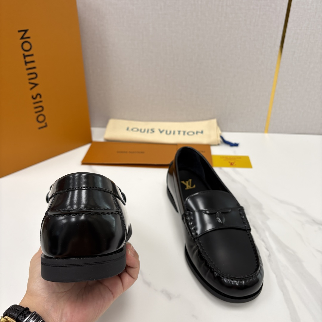 💋💍L 家新品 LOU*S  VUITTO*  新品男士休闲乐福鞋    甄选进口开边珠牛皮/反绒牛皮制