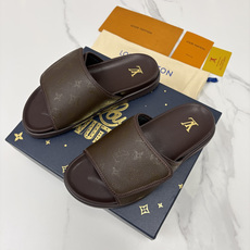 💋💍L家夏季新品 路易-威登 L*V 魔术贴老花凉拖|解锁夏日慵懒奢感 以标志性Mono 💋💍L家夏季新品 路易-威登 L*V 魔术贴老花凉拖|解锁夏日慵懒奢感 以标志性Mono