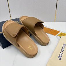 💋💍L家夏季新品 路易-威登 L*V 魔术贴老花凉拖|解锁夏日慵懒奢感 以标志性Mono 💋💍L家夏季新品 路易-威登 L*V 魔术贴老花凉拖|解锁夏日慵懒奢感 以标志性Mono