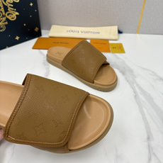 💋💍L家夏季新品 路易-威登 L*V 魔术贴老花凉拖|解锁夏日慵懒奢感 以标志性Mono 💋💍L家夏季新品 路易-威登 L*V 魔术贴老花凉拖|解锁夏日慵懒奢感 以标志性Mono