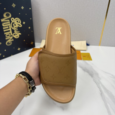 💋💍L家夏季新品 路易-威登 L*V 魔术贴老花凉拖|解锁夏日慵懒奢感 以标志性Mono 💋💍L家夏季新品 路易-威登 L*V 魔术贴老花凉拖|解锁夏日慵懒奢感 以标志性Mono