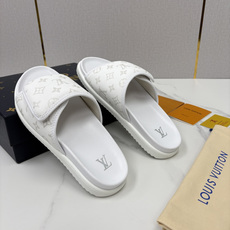 💋💍L家夏季新品 路易-威登 L*V 魔术贴老花凉拖|解锁夏日慵懒奢感 以标志性Mono 💋💍L家夏季新品 路易-威登 L*V 魔术贴老花凉拖|解锁夏日慵懒奢感 以标志性Mono