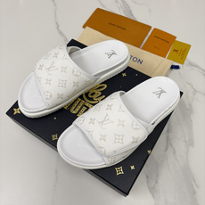 💋💍L家夏季新品 路易-威登 L*V 魔术贴老花凉拖|解锁夏日慵懒奢感 以标志性Mono 💋💍L家夏季新品 路易-威登 L*V 魔术贴老花凉拖|解锁夏日慵懒奢感 以标志性Mono