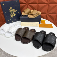 💋💍L家夏季新品 路易-威登 L*V 魔术贴老花凉拖|解锁夏日慵懒奢感 以标志性Mono 💋💍L家夏季新品 路易-威登 L*V 魔术贴老花凉拖|解锁夏日慵懒奢感 以标志性Mono