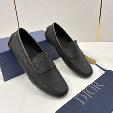 💋💍CD 迪-奥新品 男士套脚豆豆鞋 这款乐福鞋延续标志性的正装鞋履轮廓,以更加优雅的设计呈现。精致 💋💍CD 迪-奥新品 男士套脚豆豆鞋 这款乐福鞋延续标志性的正装鞋履轮廓,以更加优雅的设计呈现。精致