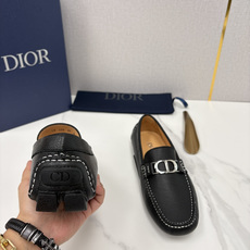 💋💍CD 迪-奥新品 男士套脚豆豆鞋 这款乐福鞋延续标志性的正装鞋履轮廓,以更加优雅的设计呈现。精致 💋💍CD 迪-奥新品 男士套脚豆豆鞋 这款乐福鞋延续标志性的正装鞋履轮廓,以更加优雅的设计呈现。精致