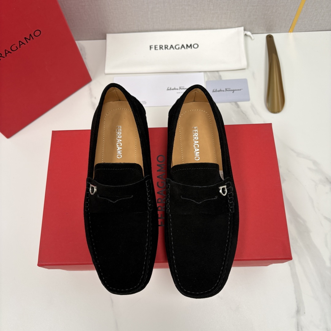 💋💍SF 菲拉～Ferragam*  新品GANCINI扣饰开车莫卡辛鞋   一脚蹬豆豆鞋便鞋  采用进