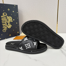 💋💍L家夏季新品 路易-威登 L*V 直拖老花凉拖|解锁夏日慵懒奢感 以标志性压花 Mo 💋💍L家夏季新品 路易-威登 L*V 直拖老花凉拖|解锁夏日慵懒奢感 以标志性压花 Mo