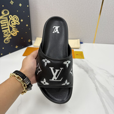 💋💍L家夏季新品 路易-威登 L*V 直拖老花凉拖|解锁夏日慵懒奢感 以标志性压花 Mo 💋💍L家夏季新品 路易-威登 L*V 直拖老花凉拖|解锁夏日慵懒奢感 以标志性压花 Mo