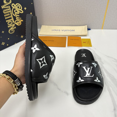 💋💍L家夏季新品 路易-威登 L*V 直拖老花凉拖|解锁夏日慵懒奢感 以标志性压花 Mo 💋💍L家夏季新品 路易-威登 L*V 直拖老花凉拖|解锁夏日慵懒奢感 以标志性压花 Mo