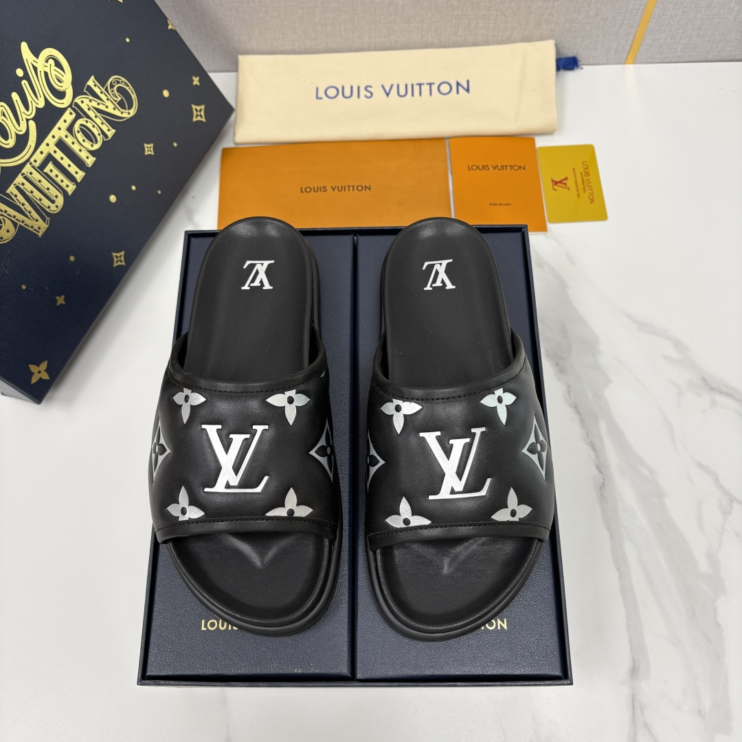 💋💍L家夏季新品  路易-威登    L*V  直拖老花凉拖｜解锁夏日慵懒奢感    以标志性压花 Mo