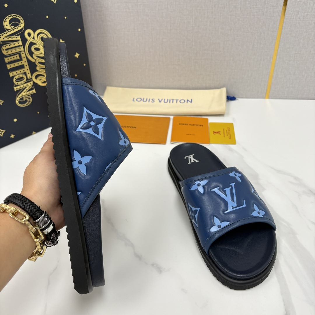 💋💍L家夏季新品  路易-威登    L*V  直拖老花凉拖｜解锁夏日慵懒奢感    以标志性压花 Mo
