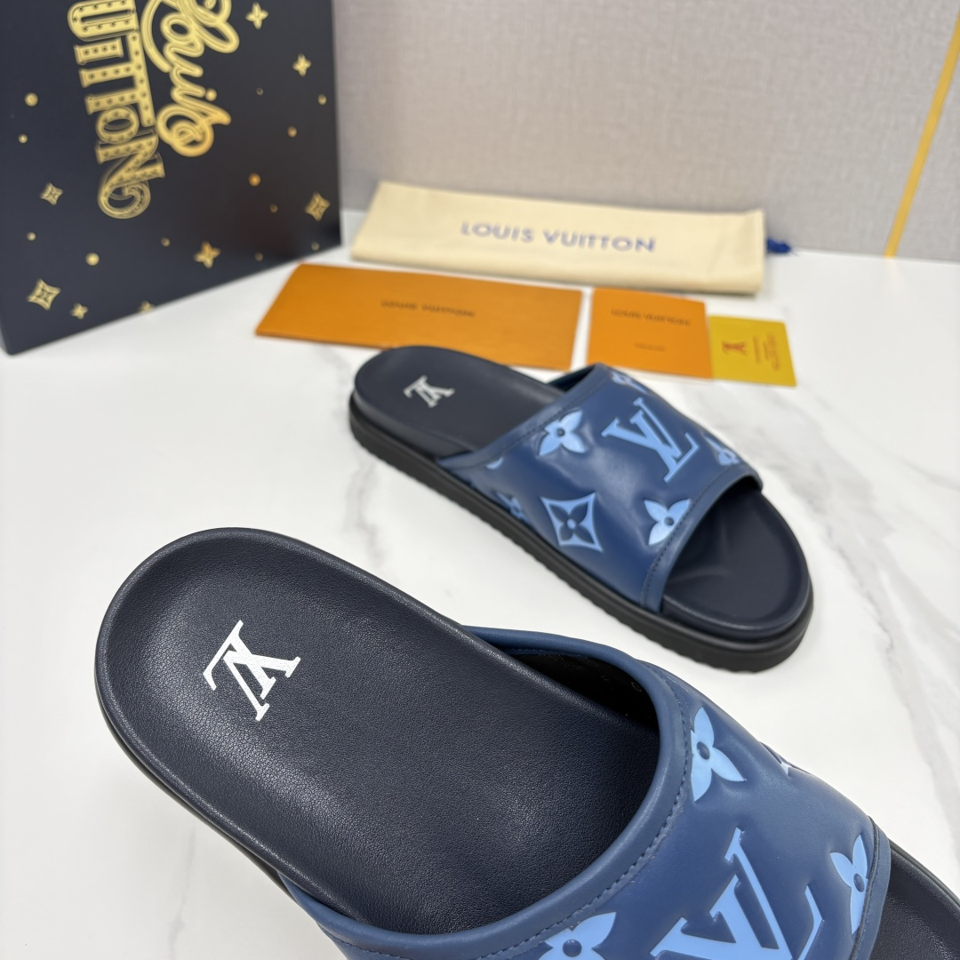 💋💍L家夏季新品  路易-威登    L*V  直拖老花凉拖｜解锁夏日慵懒奢感    以标志性压花 Mo