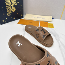 💋💍L家夏季新品 路易-威登 L*V 直拖老花凉拖|解锁夏日慵懒奢感 以标志性压花 Mo 💋💍L家夏季新品 路易-威登 L*V 直拖老花凉拖|解锁夏日慵懒奢感 以标志性压花 Mo