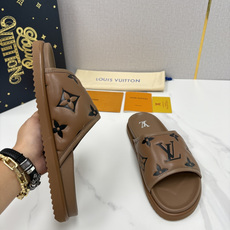 💋💍L家夏季新品 路易-威登 L*V 直拖老花凉拖|解锁夏日慵懒奢感 以标志性压花 Mo 💋💍L家夏季新品 路易-威登 L*V 直拖老花凉拖|解锁夏日慵懒奢感 以标志性压花 Mo