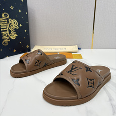 💋💍L家夏季新品 路易-威登 L*V 直拖老花凉拖|解锁夏日慵懒奢感 以标志性压花 Mo 💋💍L家夏季新品 路易-威登 L*V 直拖老花凉拖|解锁夏日慵懒奢感 以标志性压花 Mo
