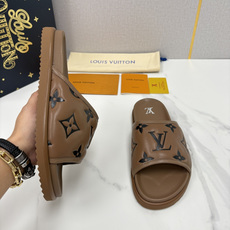 💋💍L家夏季新品 路易-威登 L*V 直拖老花凉拖|解锁夏日慵懒奢感 以标志性压花 Mo 💋💍L家夏季新品 路易-威登 L*V 直拖老花凉拖|解锁夏日慵懒奢感 以标志性压花 Mo