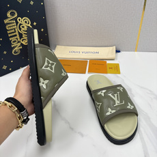 💋💍L家夏季新品 路易-威登 L*V 直拖老花凉拖|解锁夏日慵懒奢感 以标志性压花 Mo 💋💍L家夏季新品 路易-威登 L*V 直拖老花凉拖|解锁夏日慵懒奢感 以标志性压花 Mo