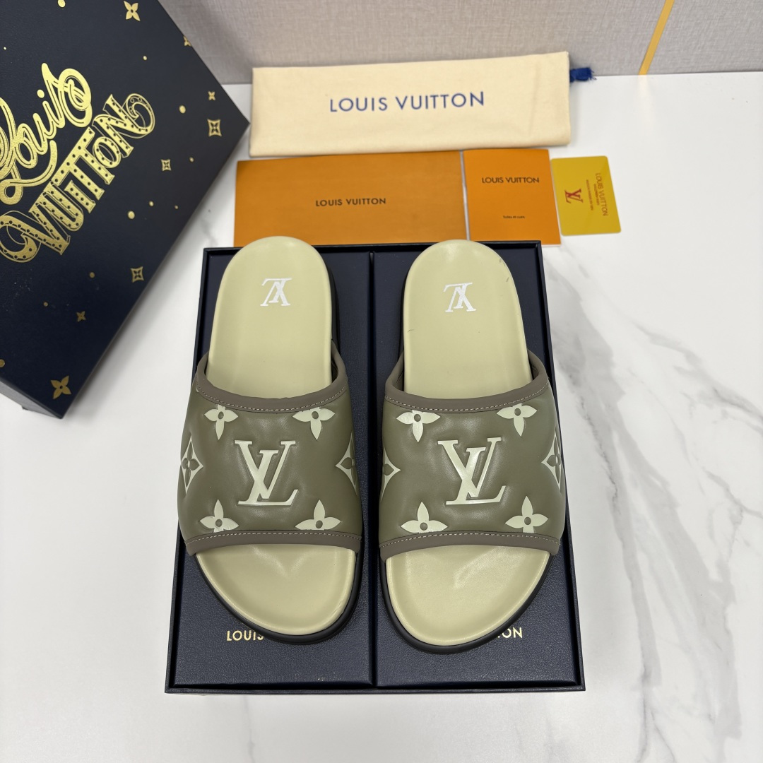 💋💍L家夏季新品  路易-威登    L*V  直拖老花凉拖｜解锁夏日慵懒奢感    以标志性压花 Mo