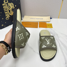 💋💍L家夏季新品 路易-威登 L*V 直拖老花凉拖|解锁夏日慵懒奢感 以标志性压花 Mo 💋💍L家夏季新品 路易-威登 L*V 直拖老花凉拖|解锁夏日慵懒奢感 以标志性压花 Mo