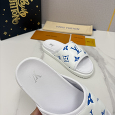 💋💍L家夏季新品 路易-威登 L*V 直拖老花凉拖|解锁夏日慵懒奢感 以标志性压花 Mo 💋💍L家夏季新品 路易-威登 L*V 直拖老花凉拖|解锁夏日慵懒奢感 以标志性压花 Mo