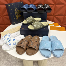 💋💍L家夏季新品 路易-威登 L*V 直拖老花凉拖|解锁夏日慵懒奢感 以标志性压花 Mo 💋💍L家夏季新品 路易-威登 L*V 直拖老花凉拖|解锁夏日慵懒奢感 以标志性压花 Mo