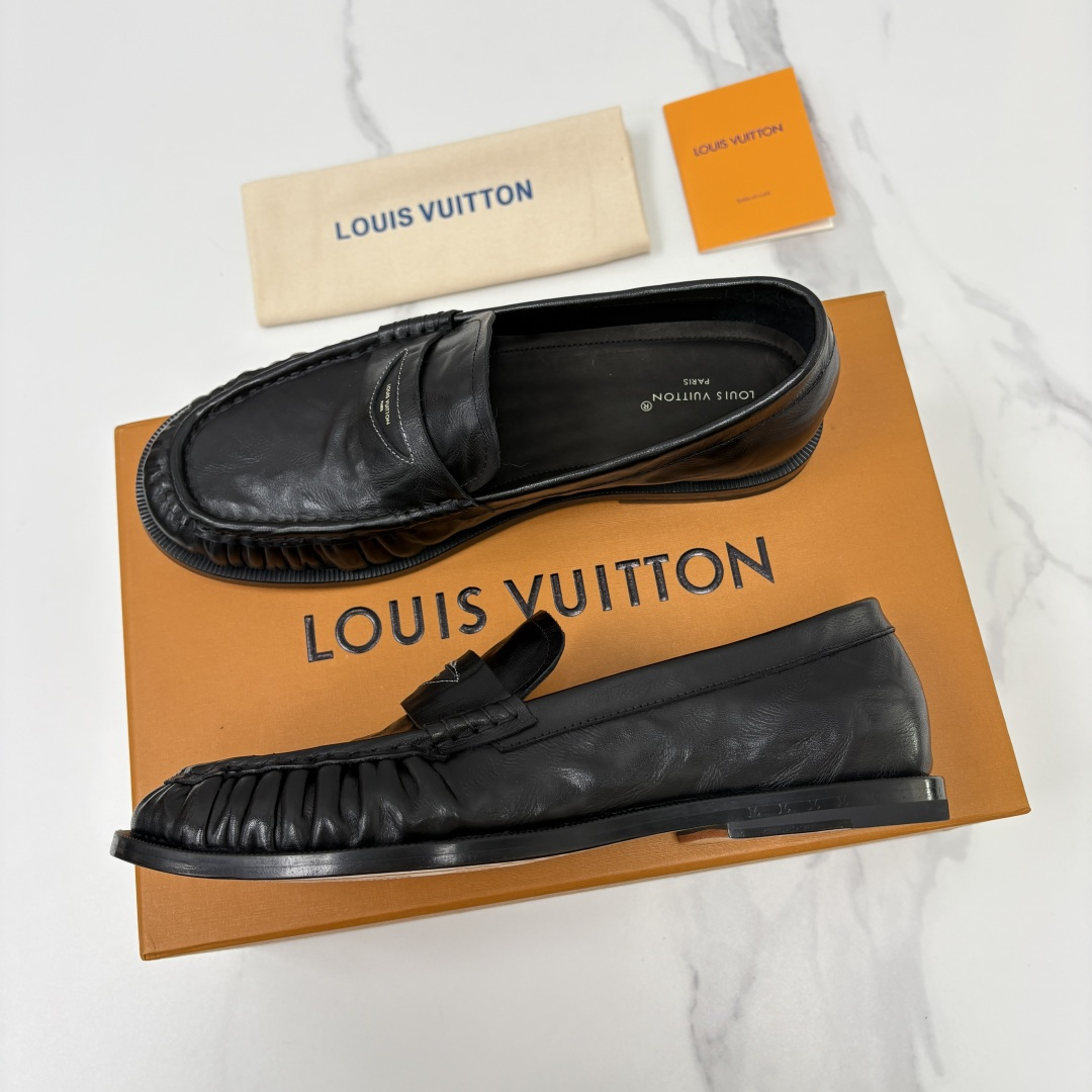 💋💍L家新品 路易-威登(Lou*s Vuitto*)男士新款乐福鞋皮鞋 皮胚皮革质感高级,横带三角印花融合 💋💍L家新品 路易-威登(Lou*s Vuitto*)男士新款乐福鞋皮鞋 皮胚皮革质感高级,横带三角印花融合