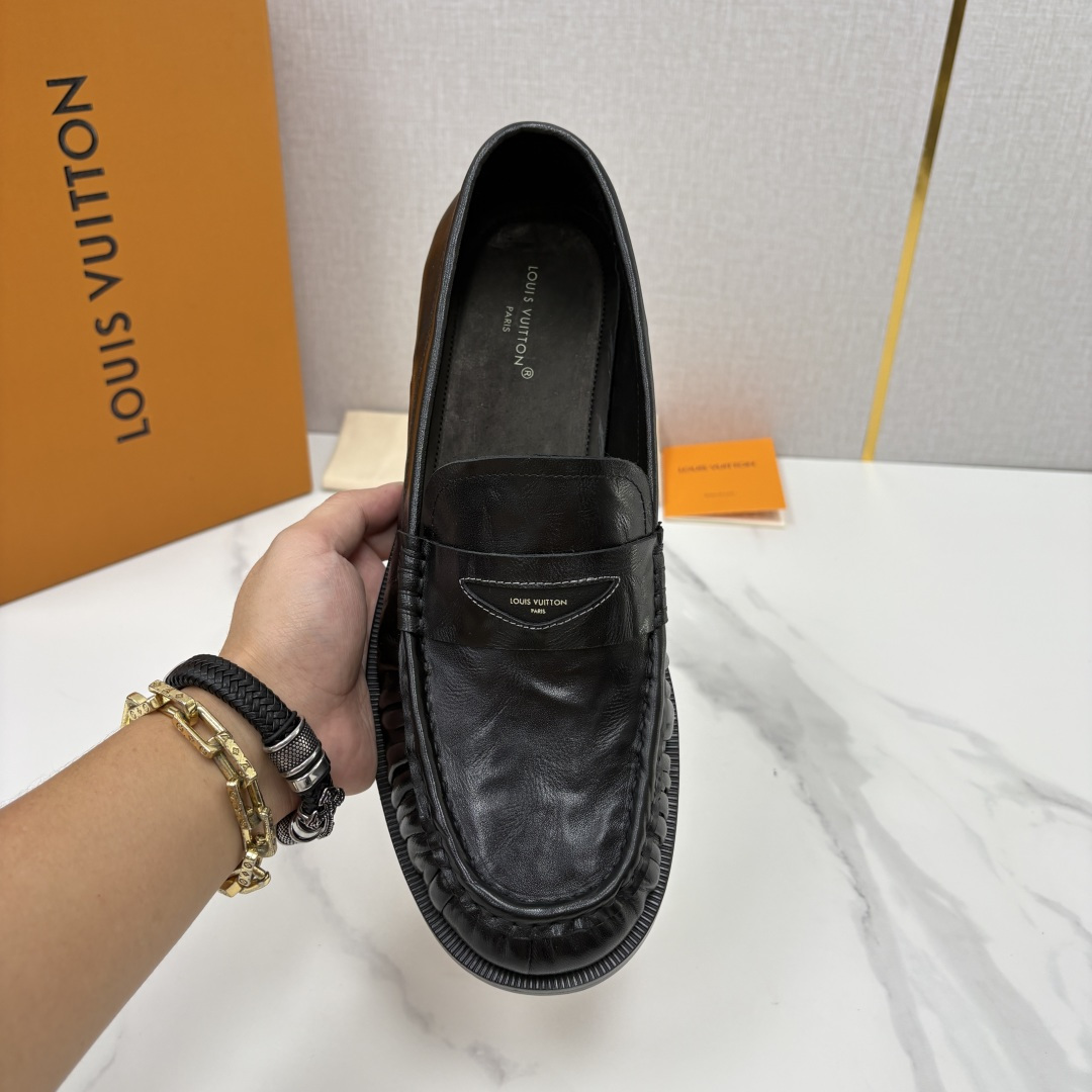 💋💍L家新品 路易-威登(Lou*s Vuitto*)男士新款乐福鞋皮鞋 皮胚皮革质感高级,横带三角印花融合 💋💍L家新品 路易-威登(Lou*s Vuitto*)男士新款乐福鞋皮鞋 皮胚皮革质感高级,横带三角印花融合