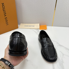 💋💍L家新品 路易-威登(Lou*s Vuitto*)男士新款乐福鞋皮鞋 皮胚皮革质感高级,横带三角印花融合 💋💍L家新品 路易-威登(Lou*s Vuitto*)男士新款乐福鞋皮鞋 皮胚皮革质感高级,横带三角印花融合