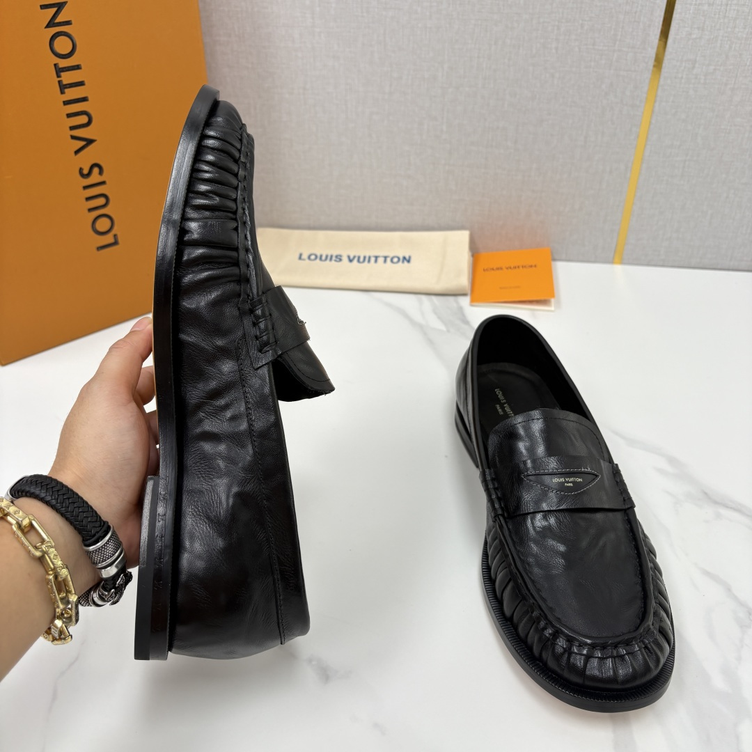 💋💍L家新品 路易-威登(Lou*s Vuitto*)男士新款乐福鞋皮鞋 皮胚皮革质感高级,横带三角印花融合 💋💍L家新品 路易-威登(Lou*s Vuitto*)男士新款乐福鞋皮鞋 皮胚皮革质感高级,横带三角印花融合