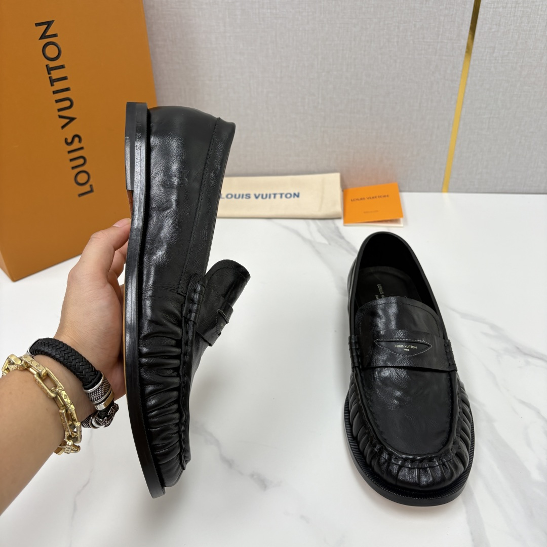 💋💍L家新品 路易-威登(Lou*s Vuitto*)男士新款乐福鞋皮鞋 皮胚皮革质感高级,横带三角印花融合 💋💍L家新品 路易-威登(Lou*s Vuitto*)男士新款乐福鞋皮鞋 皮胚皮革质感高级,横带三角印花融合