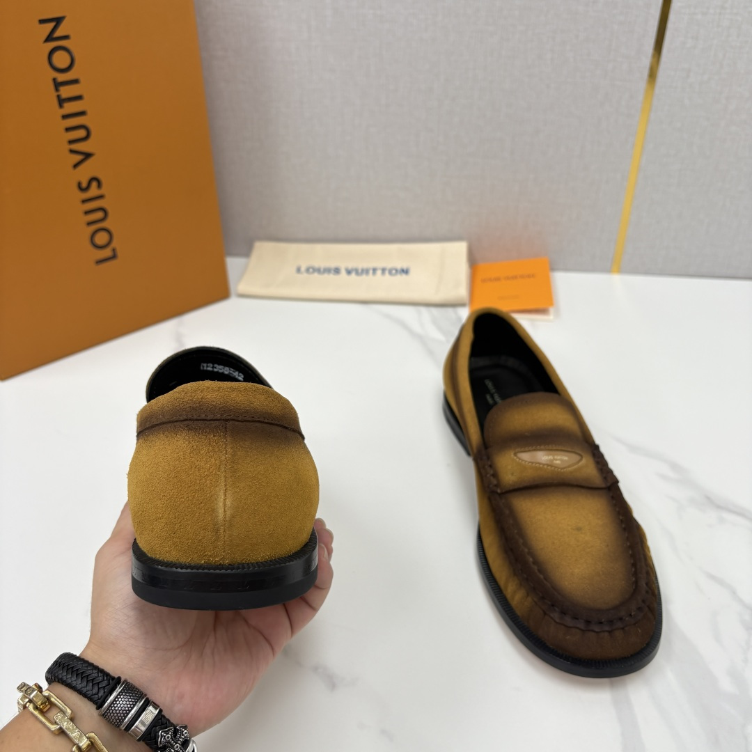 💋💍L家新品    路易-威登（Lou*s Vuitto*）男士新款乐福鞋皮鞋    皮胚皮革质感高级，横带三角印花融合