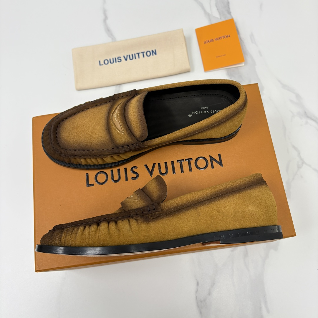 💋💍L家新品    路易-威登（Lou*s Vuitto*）男士新款乐福鞋皮鞋    皮胚皮革质感高级，横带三角印花融合