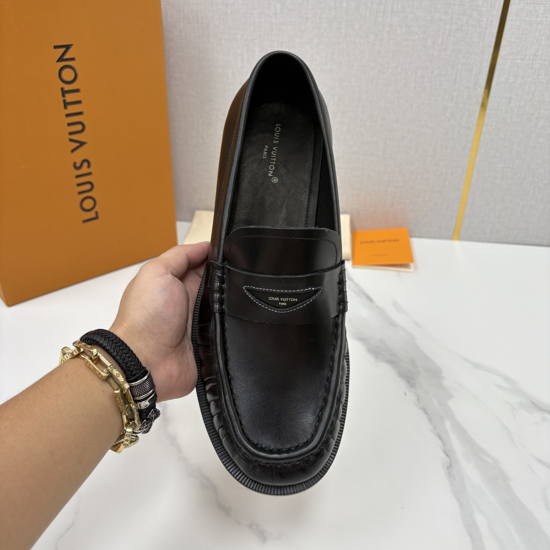💋💍L家新品 路易-威登(Lou*s Vuitto*)男士新款乐福鞋皮鞋 皮胚皮革质感高级,横带三角印花融合 💋💍L家新品 路易-威登(Lou*s Vuitto*)男士新款乐福鞋皮鞋 皮胚皮革质感高级,横带三角印花融合