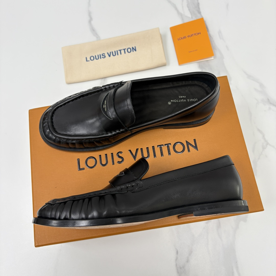 💋💍L家新品 路易-威登(Lou*s Vuitto*)男士新款乐福鞋皮鞋 皮胚皮革质感高级,横带三角印花融合 💋💍L家新品 路易-威登(Lou*s Vuitto*)男士新款乐福鞋皮鞋 皮胚皮革质感高级,横带三角印花融合