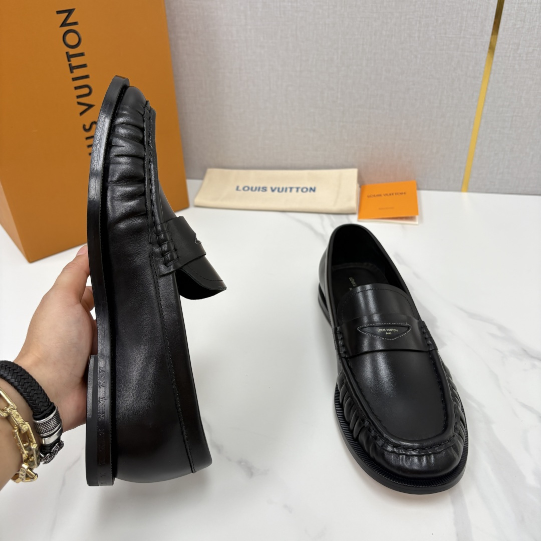 💋💍L家新品 路易-威登(Lou*s Vuitto*)男士新款乐福鞋皮鞋 皮胚皮革质感高级,横带三角印花融合 💋💍L家新品 路易-威登(Lou*s Vuitto*)男士新款乐福鞋皮鞋 皮胚皮革质感高级,横带三角印花融合