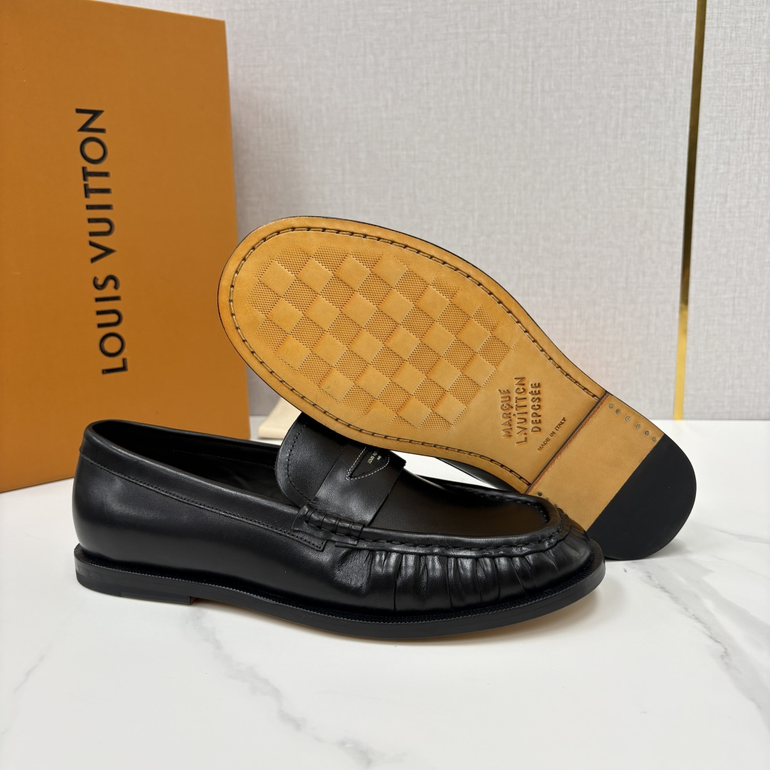 💋💍L家新品 路易-威登(Lou*s Vuitto*)男士新款乐福鞋皮鞋 皮胚皮革质感高级,横带三角印花融合 💋💍L家新品 路易-威登(Lou*s Vuitto*)男士新款乐福鞋皮鞋 皮胚皮革质感高级,横带三角印花融合