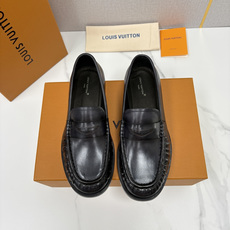 💋💍L家新品 路易-威登(Lou*s Vuitto*)男士新款乐福鞋皮鞋 皮胚皮革质感高级,横带三角印花融合 💋💍L家新品 路易-威登(Lou*s Vuitto*)男士新款乐福鞋皮鞋 皮胚皮革质感高级,横带三角印花融合