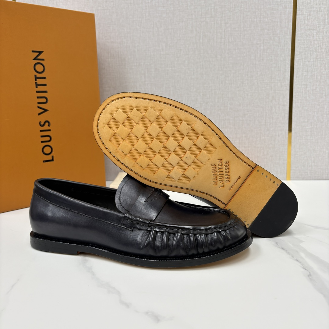 💋💍L家新品 路易-威登(Lou*s Vuitto*)男士新款乐福鞋皮鞋 皮胚皮革质感高级,横带三角印花融合 💋💍L家新品 路易-威登(Lou*s Vuitto*)男士新款乐福鞋皮鞋 皮胚皮革质感高级,横带三角印花融合