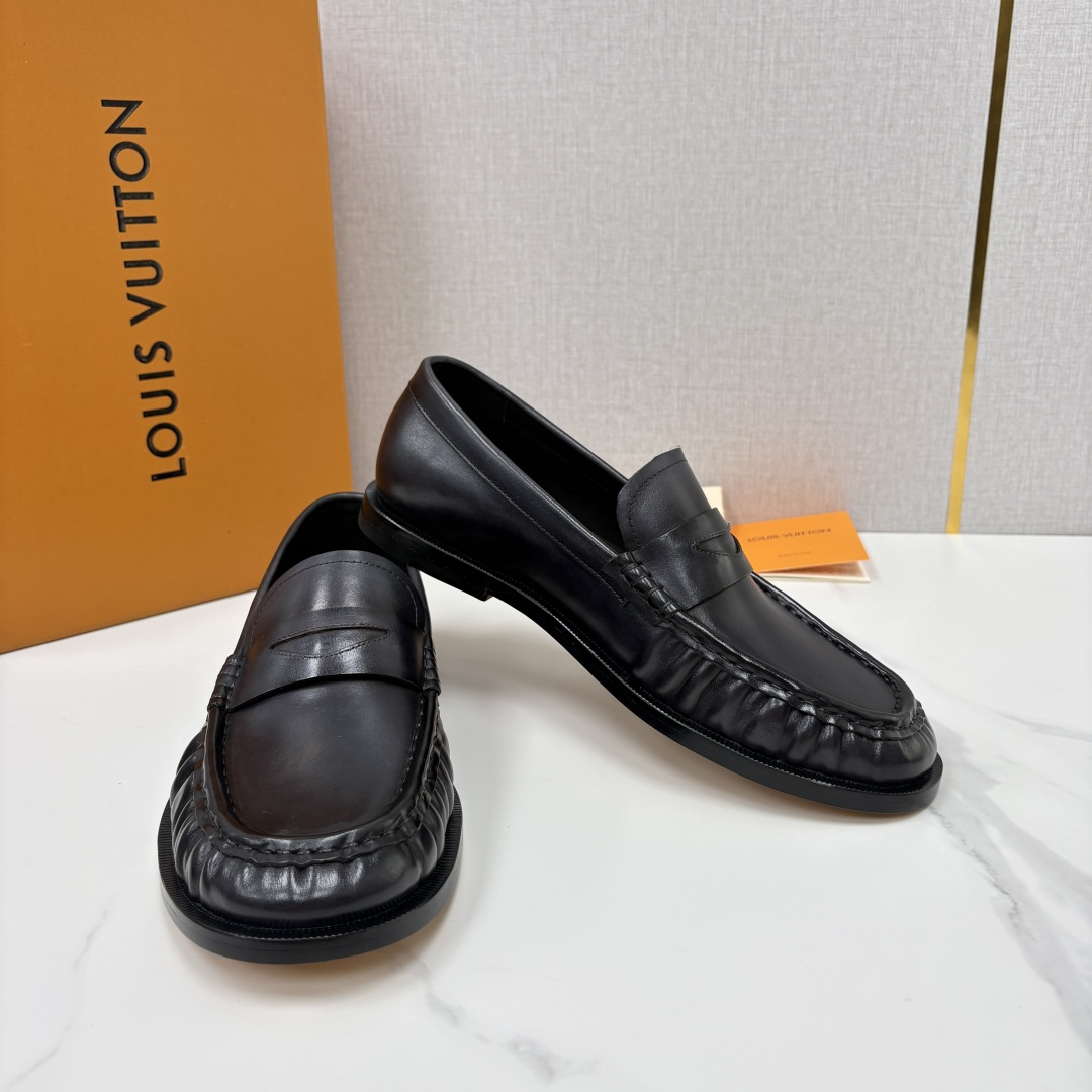 💋💍L家新品 路易-威登(Lou*s Vuitto*)男士新款乐福鞋皮鞋 皮胚皮革质感高级,横带三角印花融合 💋💍L家新品 路易-威登(Lou*s Vuitto*)男士新款乐福鞋皮鞋 皮胚皮革质感高级,横带三角印花融合