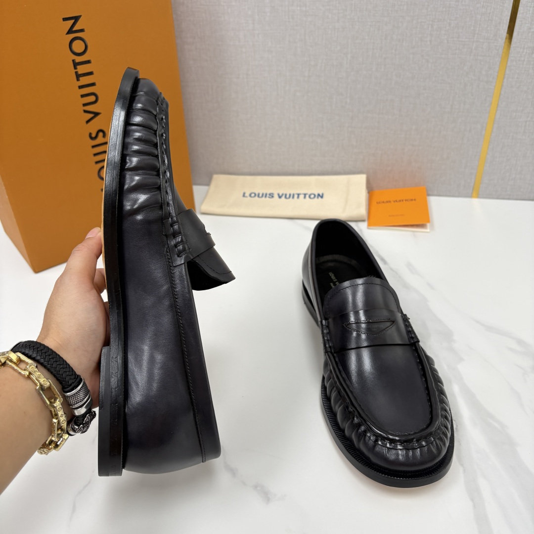 💋💍L家新品 路易-威登(Lou*s Vuitto*)男士新款乐福鞋皮鞋 皮胚皮革质感高级,横带三角印花融合 💋💍L家新品 路易-威登(Lou*s Vuitto*)男士新款乐福鞋皮鞋 皮胚皮革质感高级,横带三角印花融合