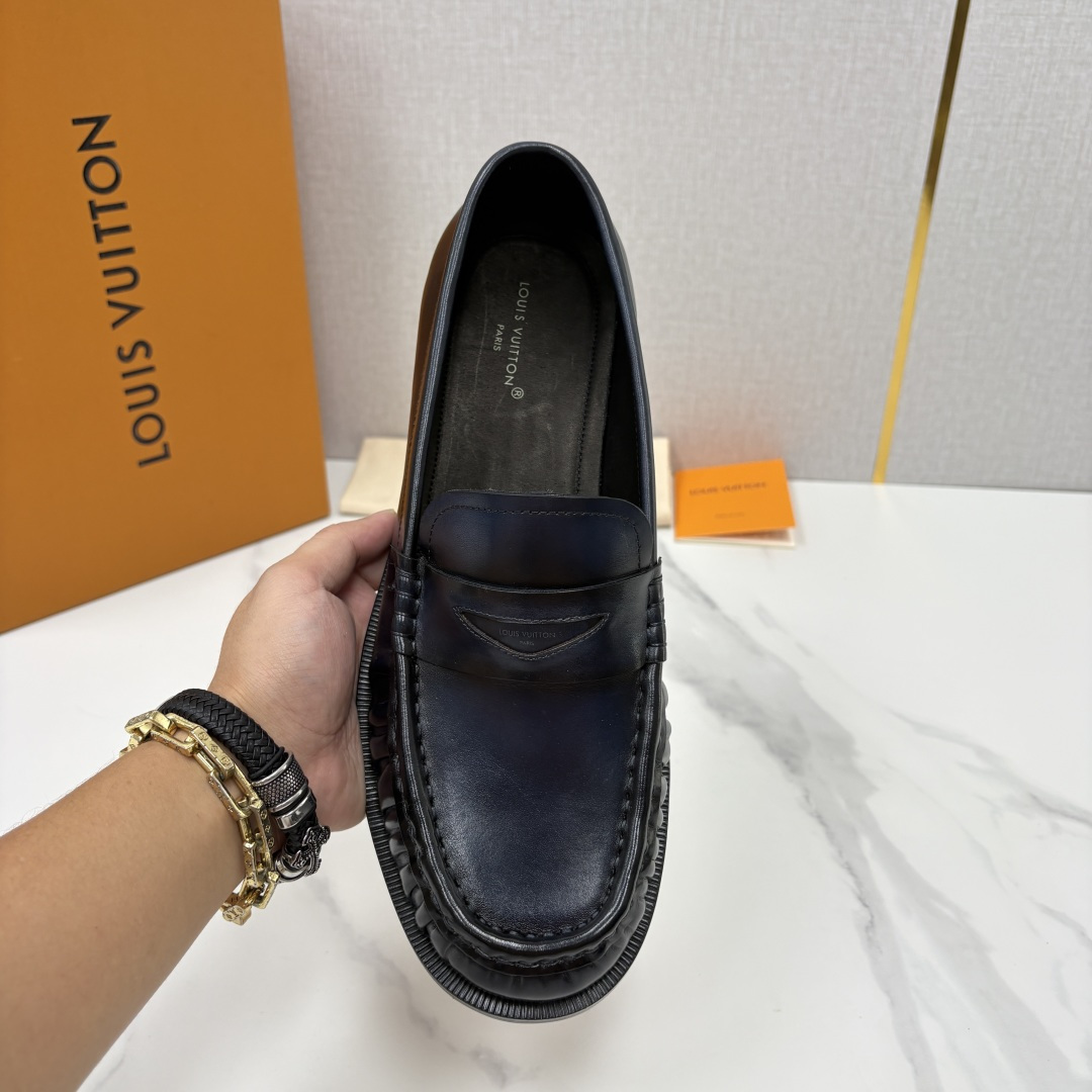 💋💍L家新品 路易-威登(Lou*s Vuitto*)男士新款乐福鞋皮鞋 皮胚皮革质感高级,横带三角印花融合 💋💍L家新品 路易-威登(Lou*s Vuitto*)男士新款乐福鞋皮鞋 皮胚皮革质感高级,横带三角印花融合