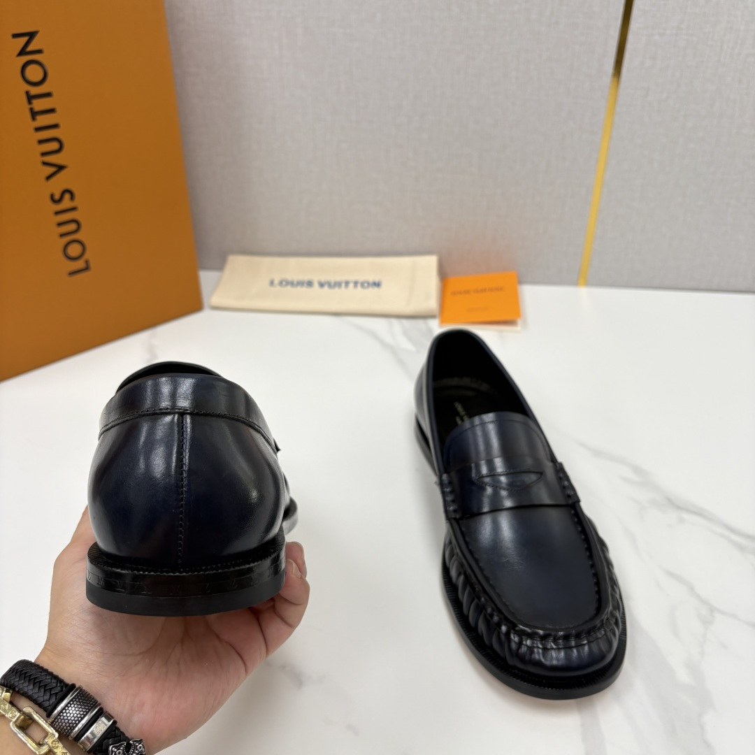 💋💍L家新品 路易-威登(Lou*s Vuitto*)男士新款乐福鞋皮鞋 皮胚皮革质感高级,横带三角印花融合 💋💍L家新品 路易-威登(Lou*s Vuitto*)男士新款乐福鞋皮鞋 皮胚皮革质感高级,横带三角印花融合