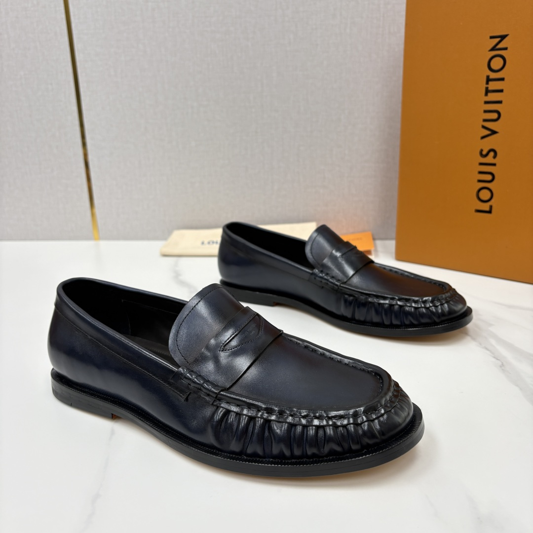 💋💍L家新品 路易-威登(Lou*s Vuitto*)男士新款乐福鞋皮鞋 皮胚皮革质感高级,横带三角印花融合 💋💍L家新品 路易-威登(Lou*s Vuitto*)男士新款乐福鞋皮鞋 皮胚皮革质感高级,横带三角印花融合